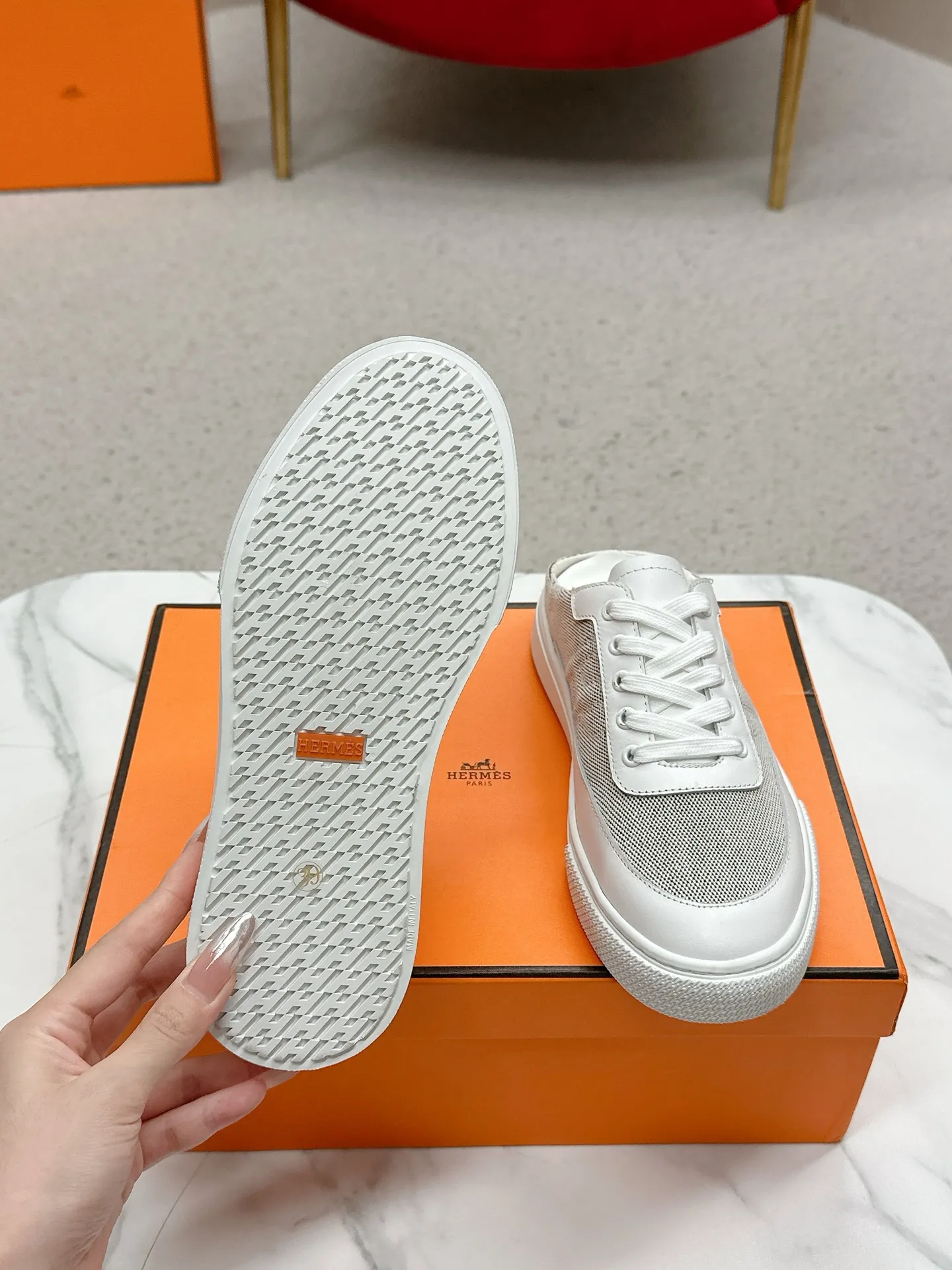 👟👟Ex-factory price 580👟👟 Men's size +10 [HERMES] H-lace slip-on sneakers, sneakers with empty back, white shoes, casual slippers and half-drags. 👉The craftsmanship is exquisite, and new products are released at the counter at the same time. Every detail of the shoes is made with special care, which is quite eye-catching. The elegant splicing elements highlight the good temperament! 🔻Fashionable fly woven lace-up method adds a casual atmosphere and exquisite lines, which can better reflect the family-style design language and intersperse exquisite lines. ✨✨The upper is made of imported cow suede/imported canvas, the lining is made of imported mixed sheepskin, and the original custom-made rubber outsole. 🐎Size: 35-40 for women, 39-44 for men (41 for women, 45 for men, can be customized, non-refundable)